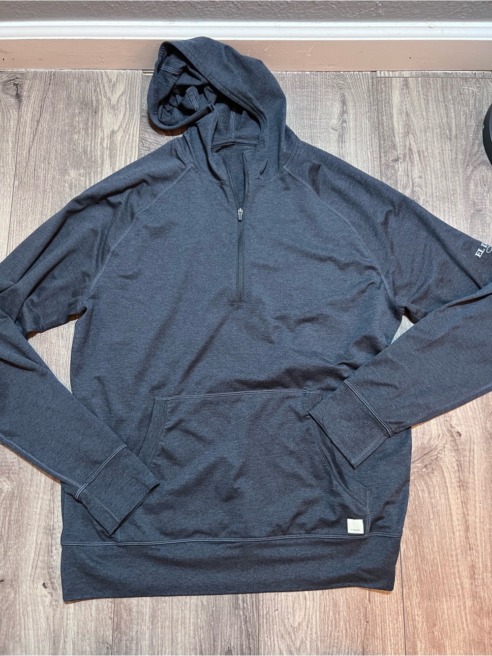 Vuori Dark Heathered Hooded Top in Charcoal